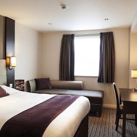 Premier Inn Chichester Ngoại thất bức ảnh