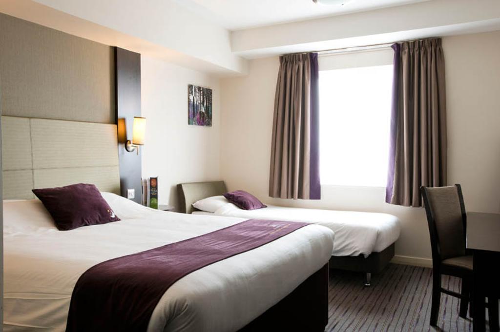 Premier Inn Chichester Ngoại thất bức ảnh