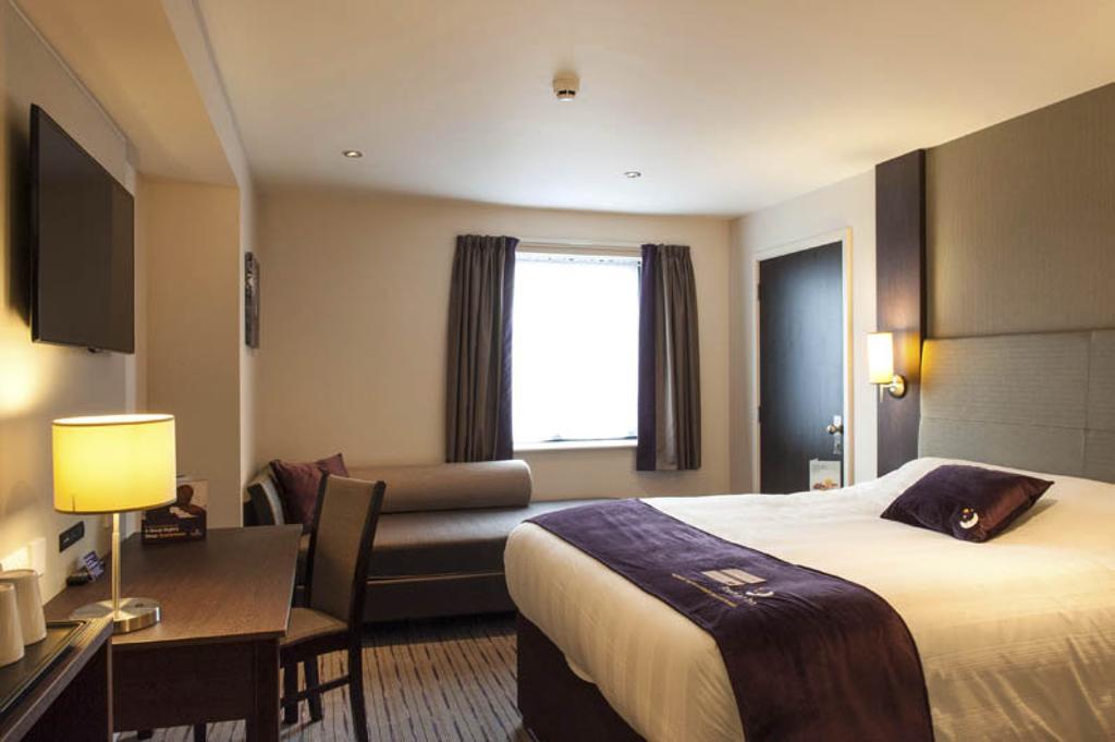 Premier Inn Chichester Ngoại thất bức ảnh