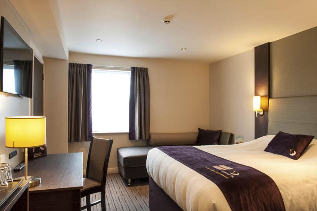 Premier Inn Chichester Ngoại thất bức ảnh