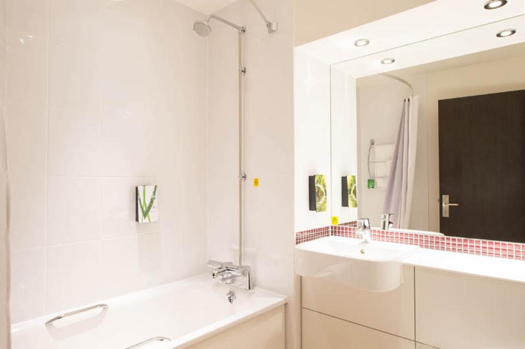Premier Inn Chichester Ngoại thất bức ảnh