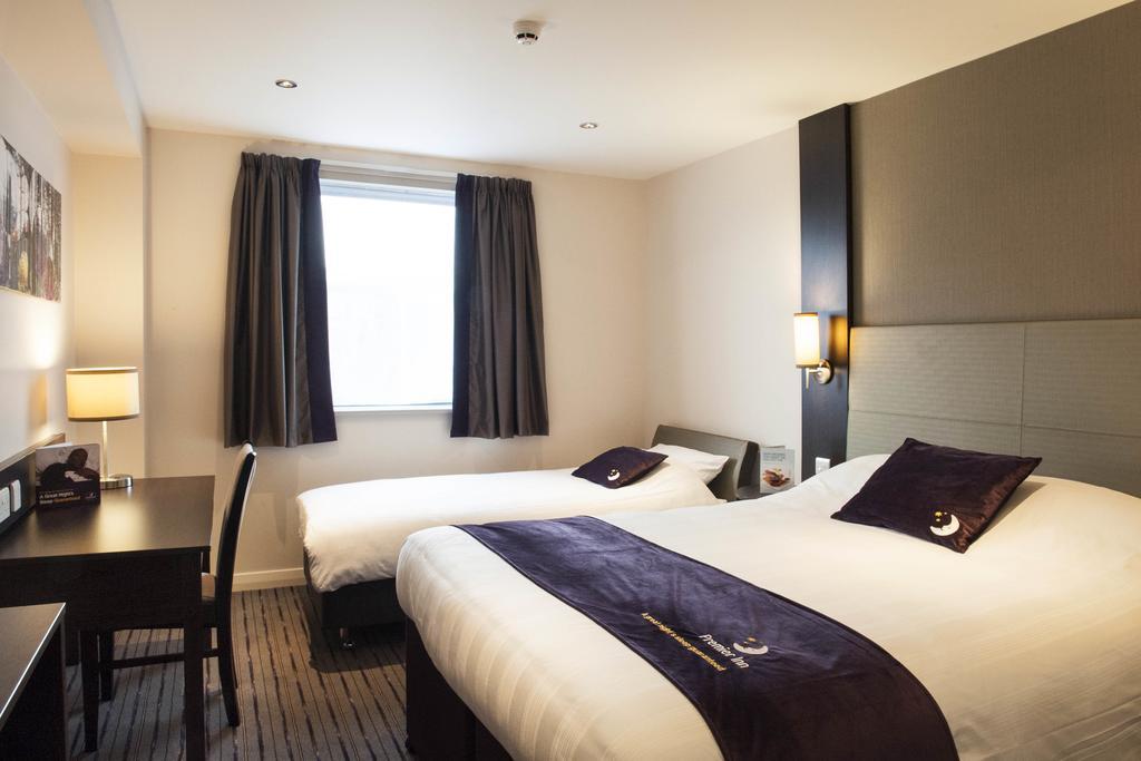 Premier Inn Chichester Ngoại thất bức ảnh