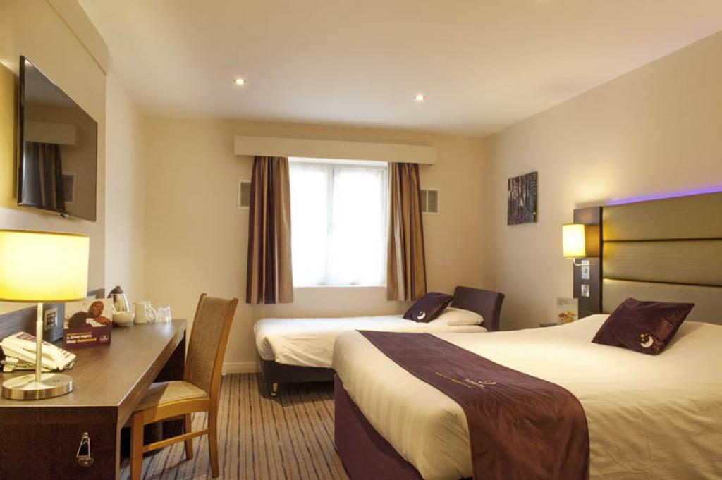 Premier Inn Chichester Ngoại thất bức ảnh