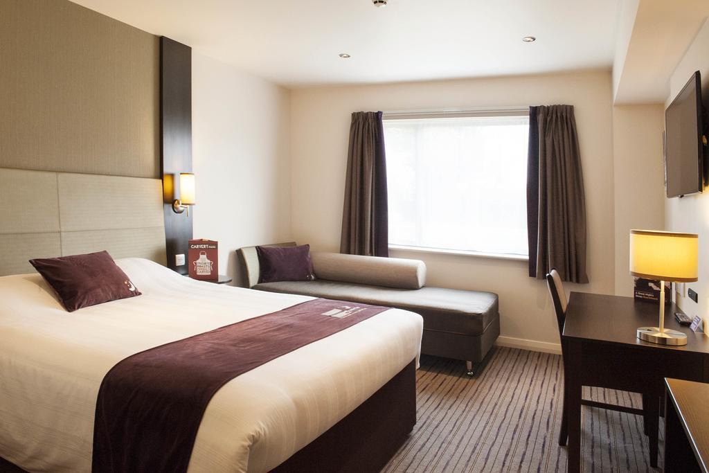 Premier Inn Chichester Ngoại thất bức ảnh