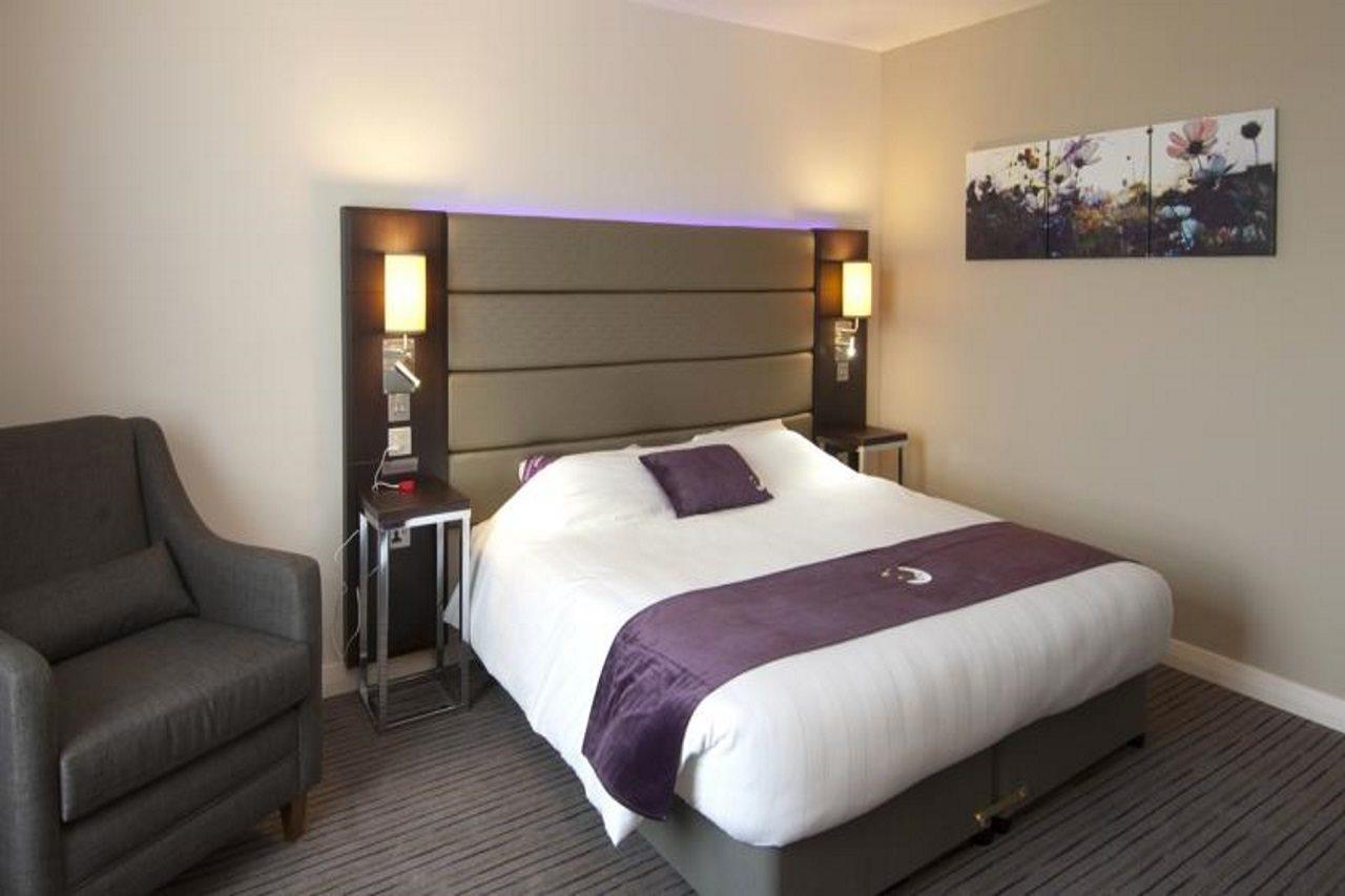Premier Inn Chichester Ngoại thất bức ảnh