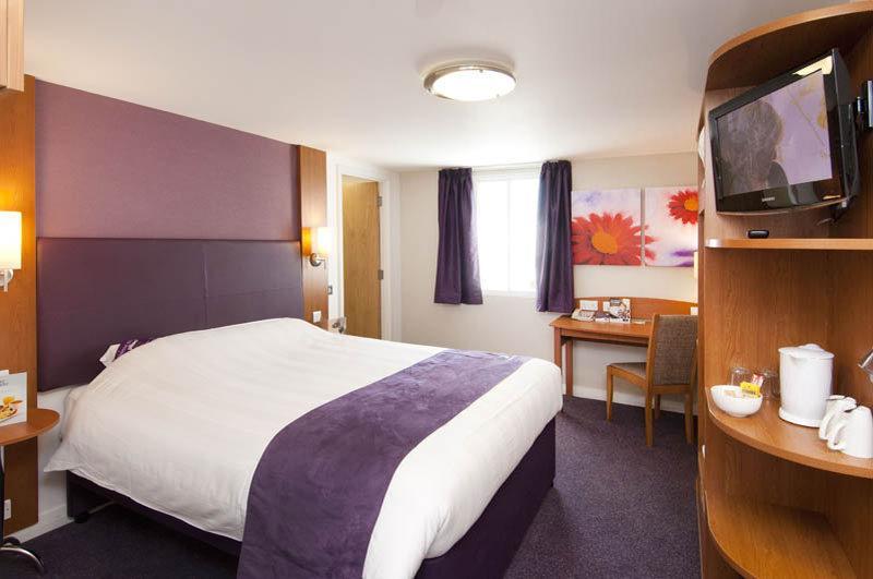 Premier Inn Chichester Ngoại thất bức ảnh