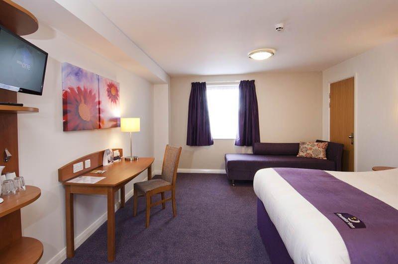 Premier Inn Chichester Ngoại thất bức ảnh