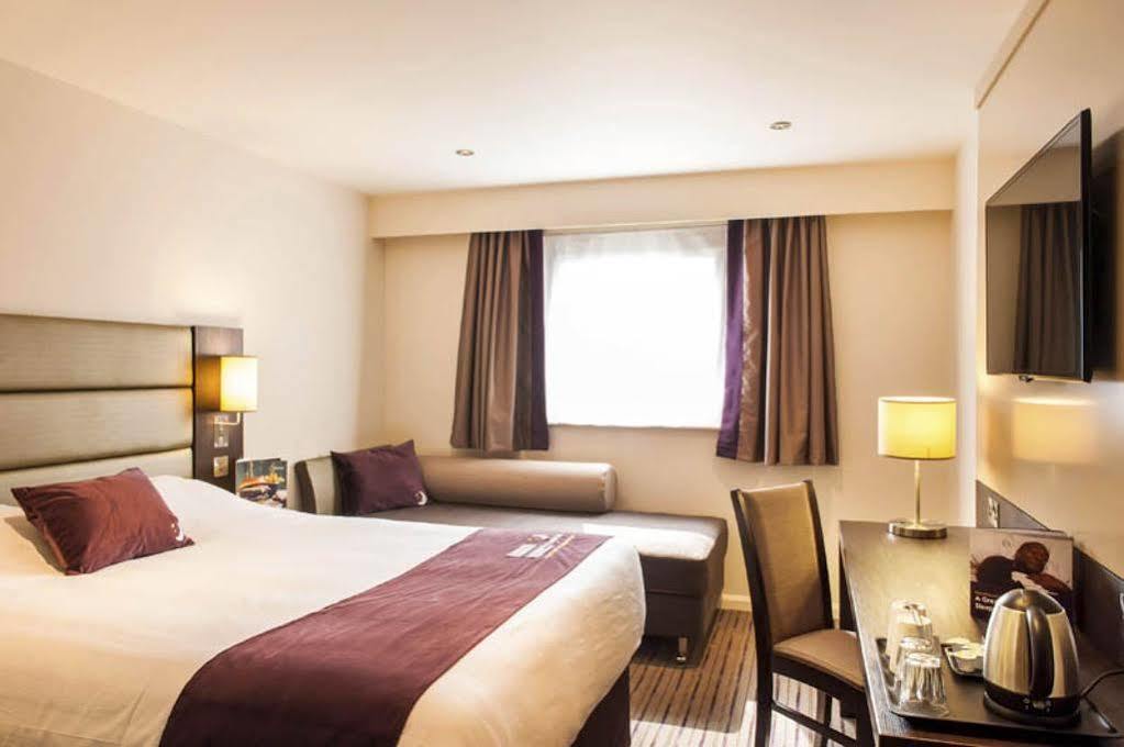 Premier Inn Chichester Ngoại thất bức ảnh
